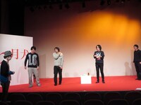 初日のリハーサル。さまざまな調整の中、「仲よく行きましょうよ」と押見が盛り上げ役に。