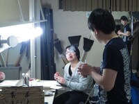 本番前の楽屋の様子。確認を続ける2人。