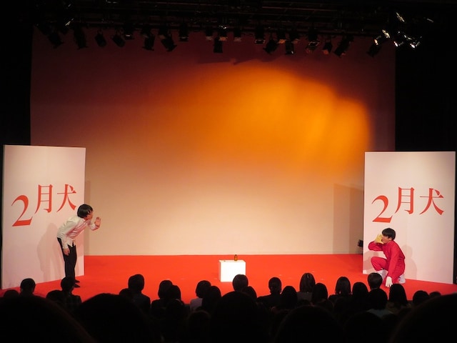 コント「にわとり」。なぜか押見の部屋に大量のニワトリが押し寄せる。