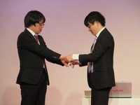 コント「骨折」。指が折れて仕事ができない先輩・押見と、押見の仕事を押し付けられて不満そうな後輩・いけや。