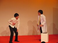 コント「急患」。昼休み直前の医者の前に突如現れる急患。