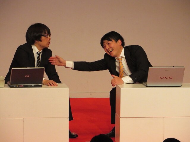 コント「格好を」。先輩・押見の言動を急に笑い出す後輩・いけや。