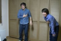 撮影後の淳と森本。(c)吉本興業
