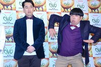 パフォーマーの細かい動きについて説明するバナナマン日村（右）。