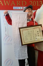 「ベストフンドシストアワード2013」を受賞したダチョウ倶楽部・上島。