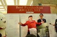 「ベストフンドシストアワード2013」授賞式後、マスコミ取材に応じ、ギャグを披露する上島。