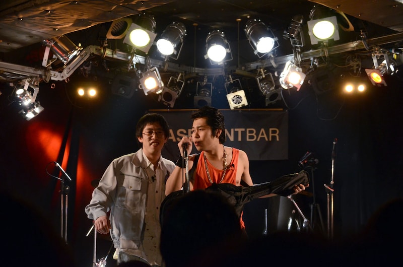 「バレンタイン イブ LIVE」にて2人で「歯車」を歌うさらば青春の光。