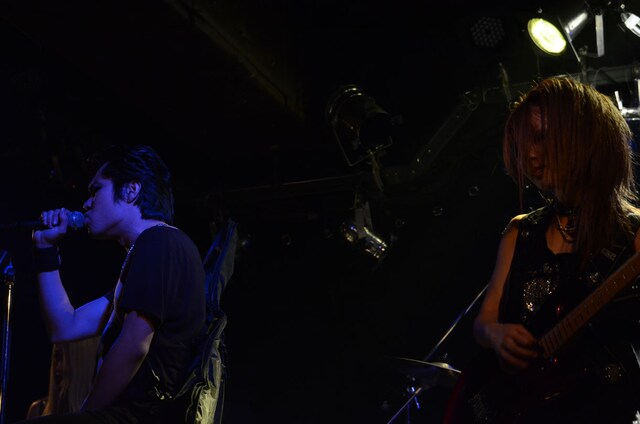 「歯車」を歌唱する東口（左）。