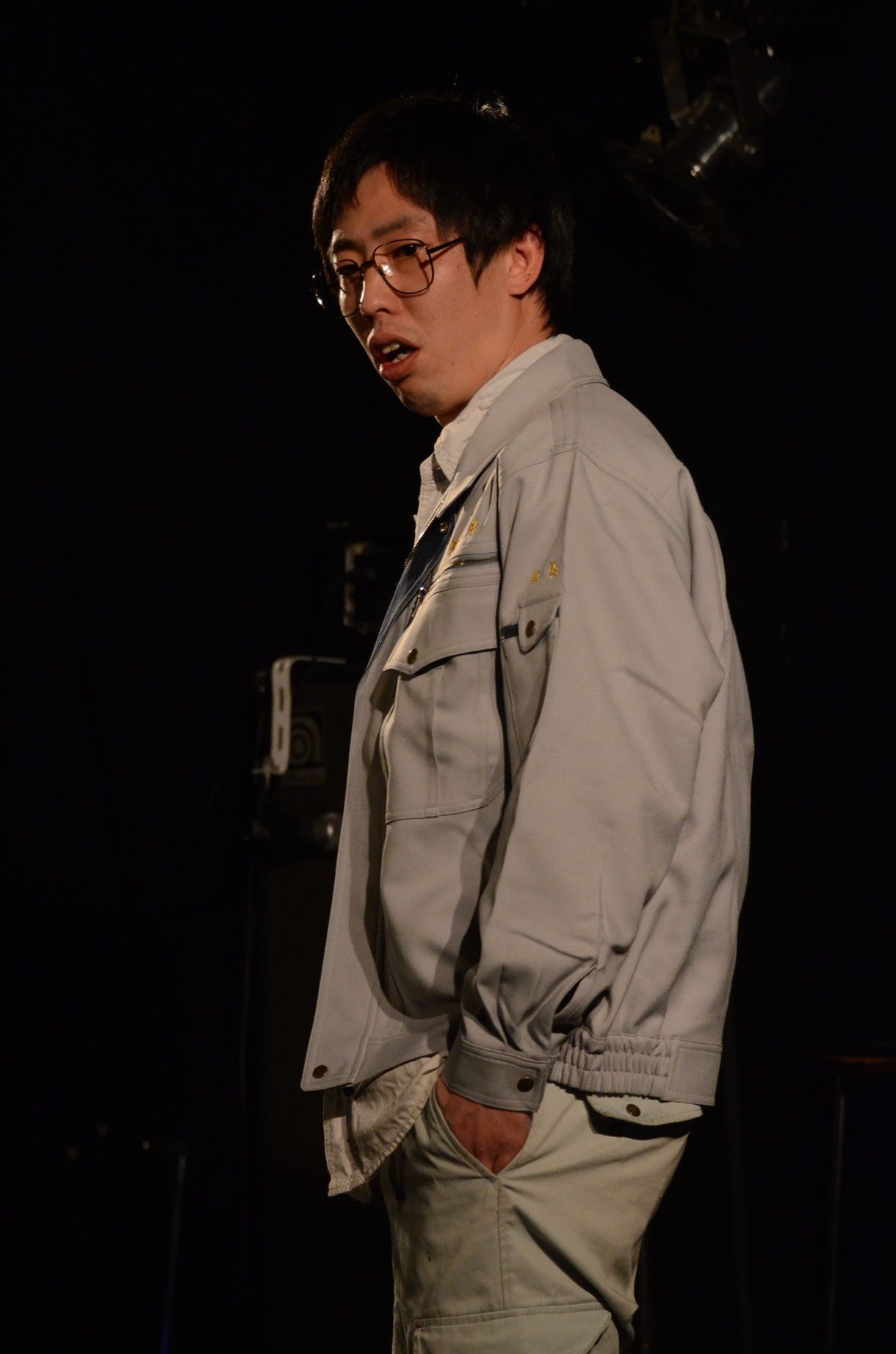工場職員に扮する森田。
