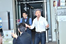 佐賀県職員の前に「もしかしてだけど」を歌いながら姿を見せるどぶろっく。