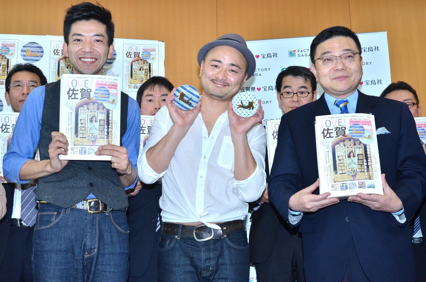 ムック本「LOVE！佐賀」の発売記念イベントに登場したどぶろっくと、古川康・佐賀県知事（手前右）、佐賀県職員たち（後列）。