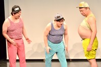 ゼブライン鈴木（右）の腹回りのフォルムに驚くムートン伊藤（左）、コーヒールンバ平岡（中央）。