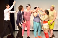 ダンスエクササイズの結果、テンションが上がりハイタッチをする芸人達。