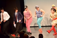 イベントでMCを務めた座敷ボウラー（左）がダンスエクササイズに参加している場面。