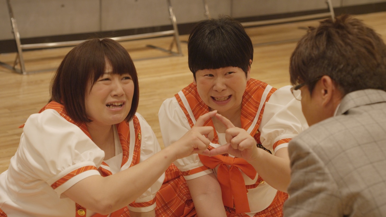 au学割キャンペーンの新CMにモーニング娘。'14との新ユニット「モリ娘。」として出演する（左から）森三中・黒沢、森三中・大島。