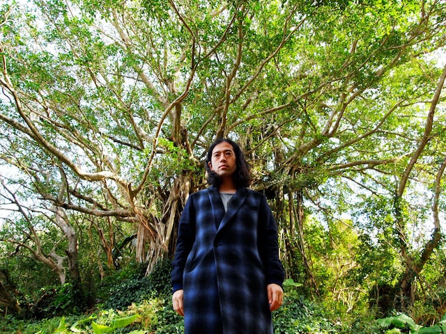 「又吉直樹、島へ行く。 母の故郷～奄美・加計呂麻島へ 」に出演するピース又吉。(c)BSジャパン