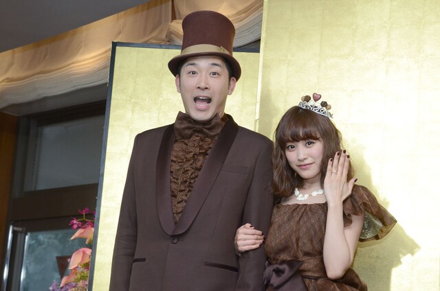 結婚を報告したあべこうじと高橋愛。