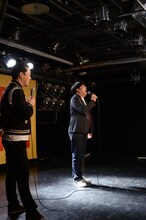 コント「exeperienced singer」に登場する楽曲「中学2年生」をアカペラで歌うバナナマン日村（右）と、見守る設楽。