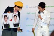 LINE cameraのビューティー機能で石田を加工した例を提示するしずちゃん（左）。
