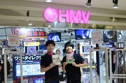 HMVルミネエスト新宿の1日店長を務めたうしろシティ。