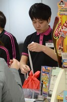 プレゼント包装する金子。