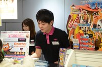 レジで品物を受け取る金子。