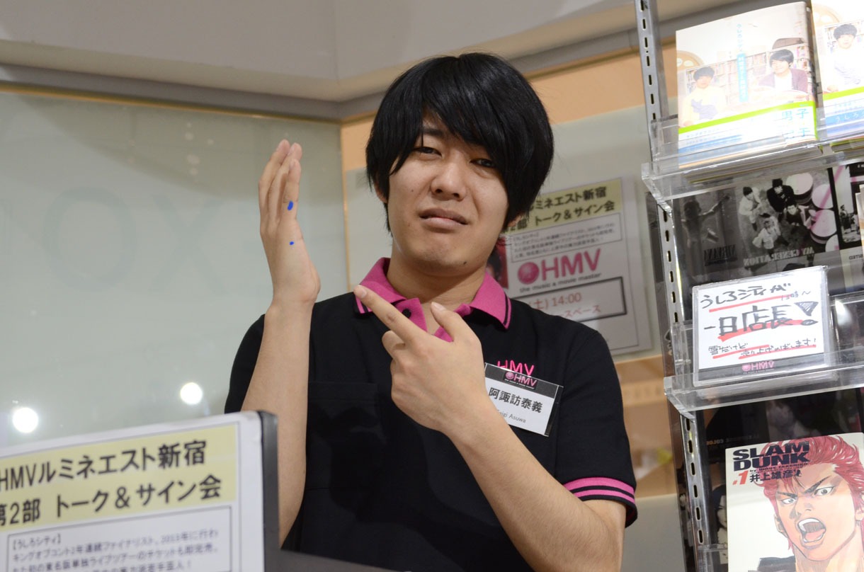 インクが手についてしまい「POPあるある」と阿諏訪。
