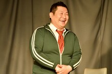 「雪の中、お足元のクサい中、来ていただいてありがとうございます」と挨拶するオテンキのり。