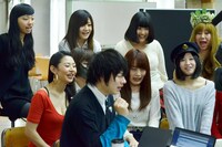 「よしログ」生配信の様子。