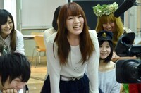 結果発表前の野絵（中央）ら。