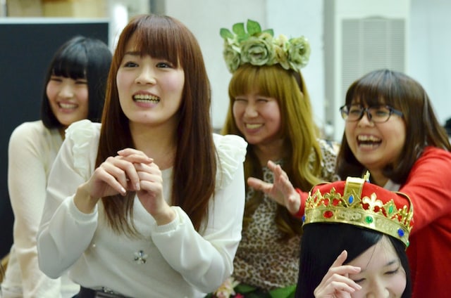 第2回「かわいすぎる女芸人No.1決定戦」2位の野絵（左）ら。