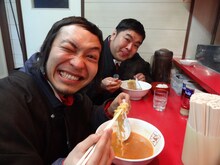 ブギウギ専務 DVD vol.2「ブギウギ奥の細道～冬の章～」に出演する上杉周大（THE TON-UP MOTORS）と、ダイノジ大地（写真奥）。(c)STV