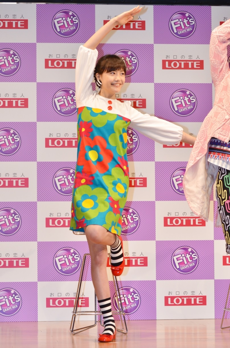 「Fit's」の頭文字「F」を身体で表現する松井愛莉。