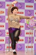 「Fit's」の頭文字「F」を身体で表現する渡辺直美。