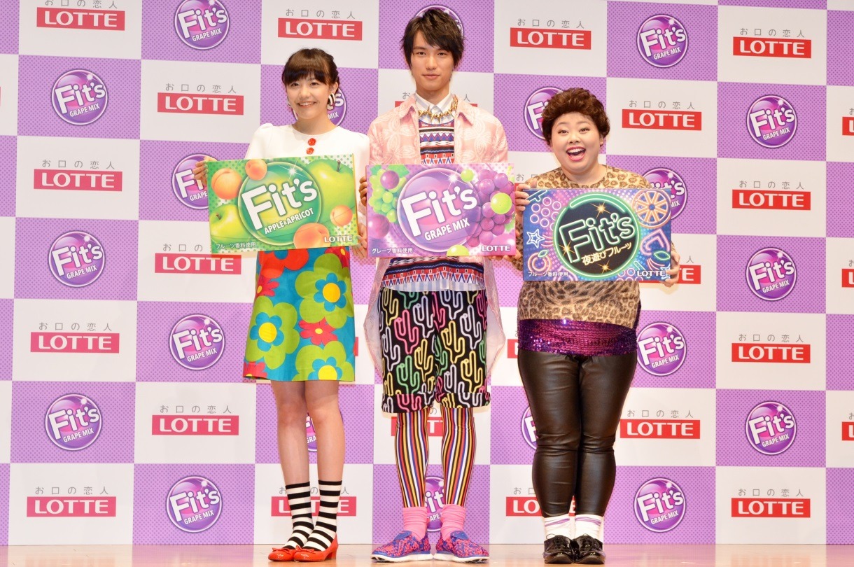 ロッテのチューインガム「Fit's」の新CM発表会に出席した（左から）松井愛莉、福士蒼汰、渡辺直美。
