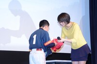 「がんばるメガネ男子選手権」参加者にプレゼントを渡す広瀬アリス。