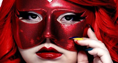 CM「ボートニャー・エピソード2」で“ボートニャーレッド”に扮している渡辺直美が仮面を取るシーン。