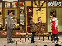 吉本新喜劇「恋するフランス人形」(c)吉本興業