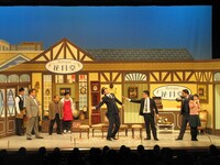 吉本新喜劇「恋するフランス人形」(c)吉本興業