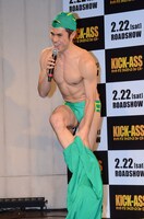 キック・アスのスーツを脱ぎ出す小島よしお。