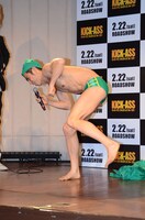 キック・アスのスーツを脱ぎ捨て「審査員を頼まれたけどそんなの関係ねぇ！」と小島よしお。