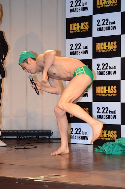 キック・アスのスーツを脱ぎ捨て「審査員を頼まれたけどそんなの関係ねぇ！」と小島よしお。