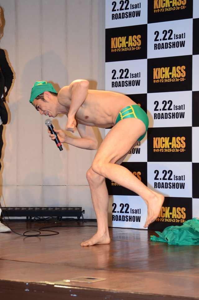 キック・アスのスーツを脱ぎ捨て「審査員を頼まれたけどそんなの関係ねぇ！」と小島よしお。