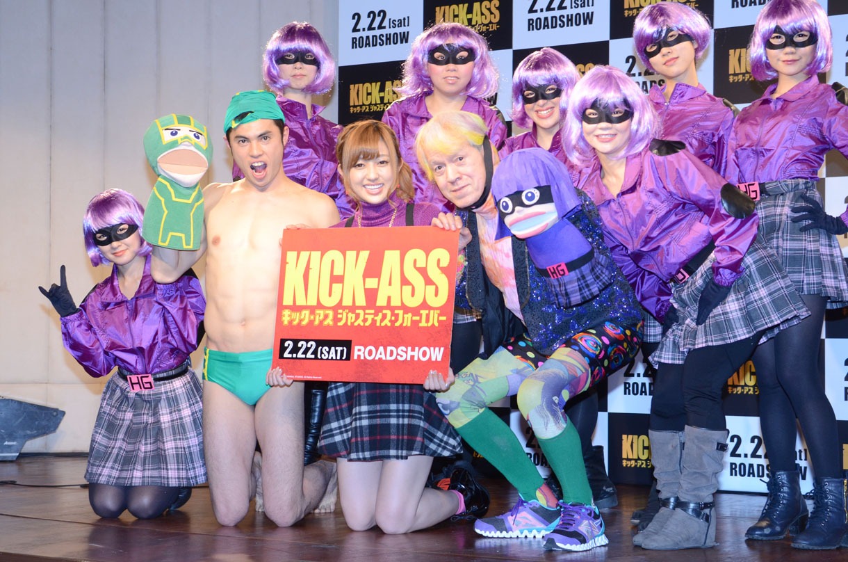 映画「キック・アス／ジャスティス・フォーエバー」のダンスイベント後のフォトセッションの様子。