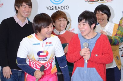 山田花子に似ていると評判の杉沢毛伊子選手と山田花子（右）。