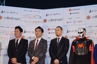 「第6回沖縄国際映画祭」プログラム発表会見に出席した（左から）ガレッジセール、品川ヒロシ、鉄拳。