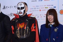 鉄拳と山田菜々（NMB48）。