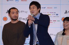 司会の藤井隆にツッコむロバート山本。