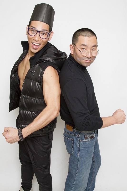 漫才師風のジョブズ（右）とメンディー（左）。(c)藤澤孝代（フォトプロ）