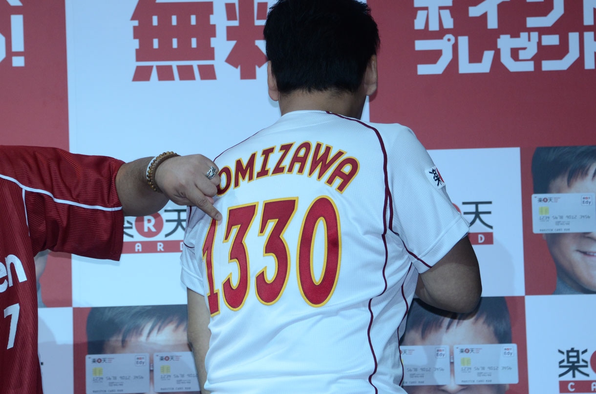 サンドウィッチマンは東北楽天ゴールデンイーグルスのユニフォームを持参。名前をもじった背番号入り。